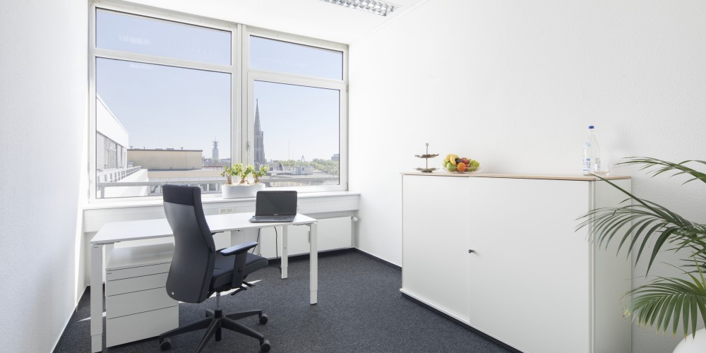 TELiAS Büro mit Schreibtisch und Stadtblick in Köln
